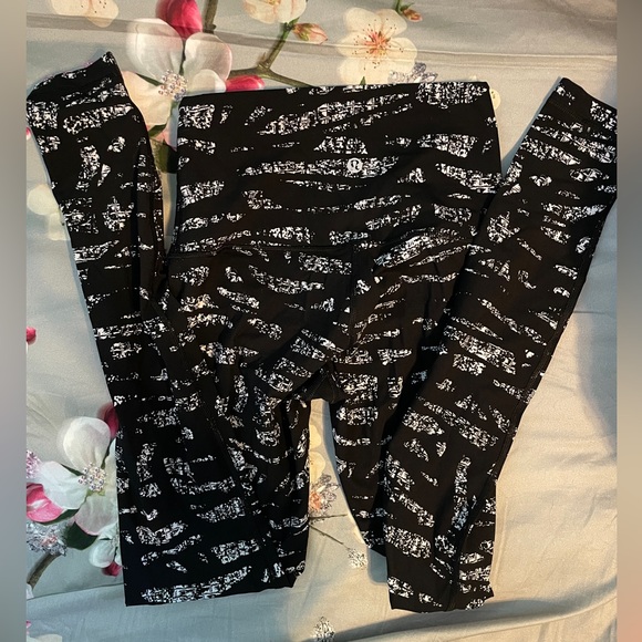 Lululemon Full-On Luxtreme Wunder Under
Legging, Hi-Rise, Graf Black White, Sz 6 - Picture 5 of 14